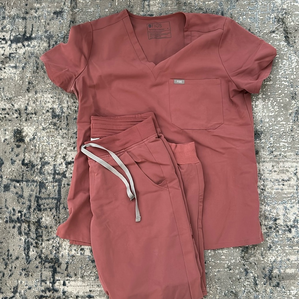 FIGS SCRUBS SET - comes as a set.